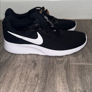 NWOB Nike Women's Tanjun Move To Zero Casual Sneakers